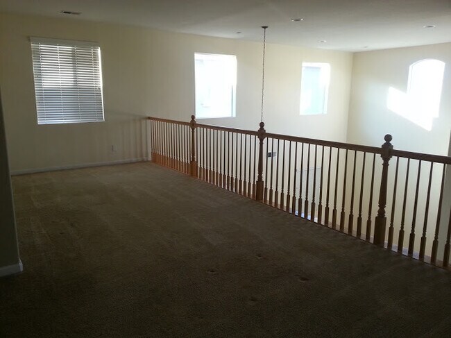 Building Photo - Free Rent for the rest of July Beautiful h...