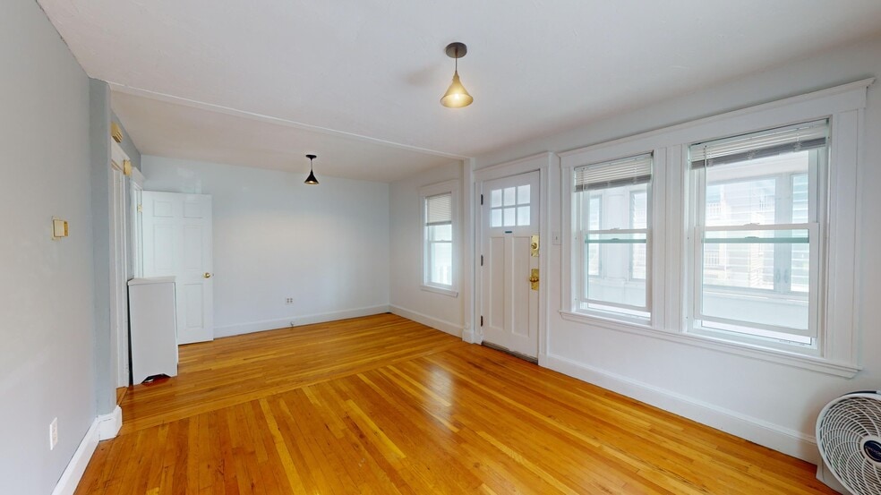 Building Photo - 52 Linwood St