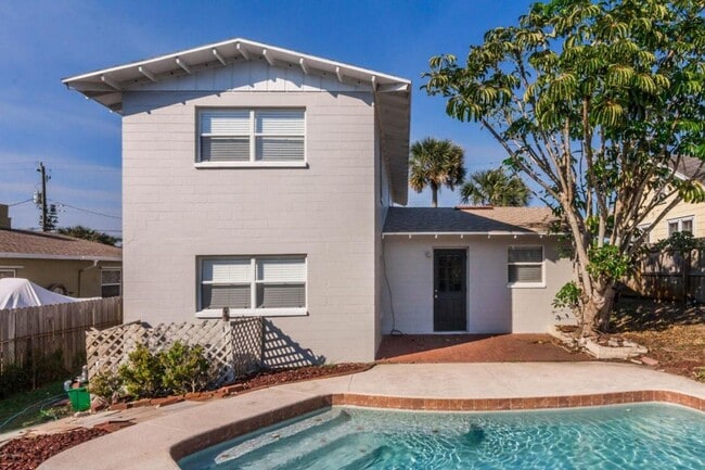 Building Photo - WONDEFUL BEACHSIDE POOL HOME - POOL CARE & LAWN CARE INCLUDED