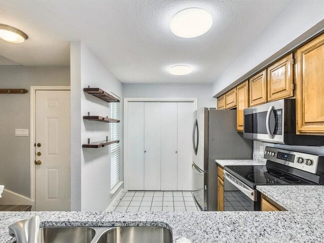 Building Photo - Charming 2 Bedroom, 1.5 Bathroom Home with...