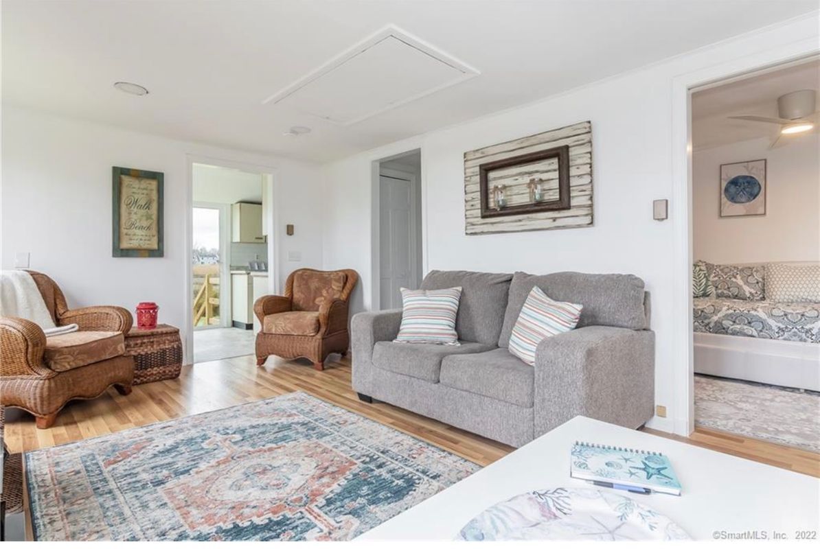 Building Photo - 18 Thompson Ln