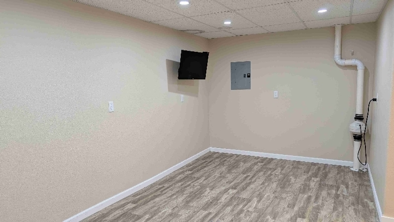 Building Photo - 916 Ave E NW