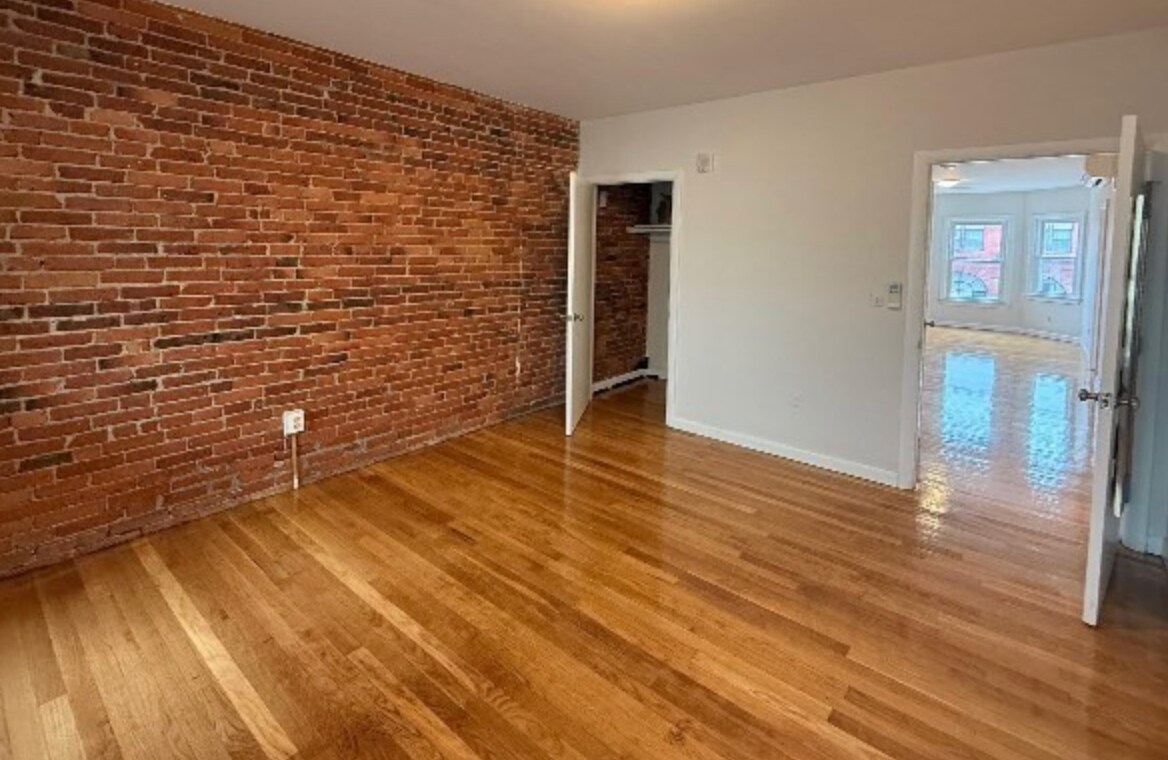 Building Photo - 164 Broadway