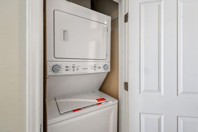 Building Photo - 9896 S Thomas Dr