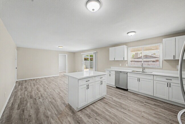 Building Photo - Single Family