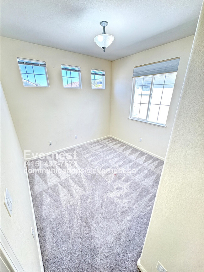 Building Photo - Gorgeous 3-Bedroom Home in a Prime Locatio...