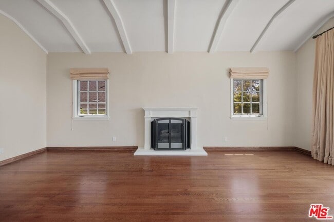 Building Photo - 10707 Wellworth Ave