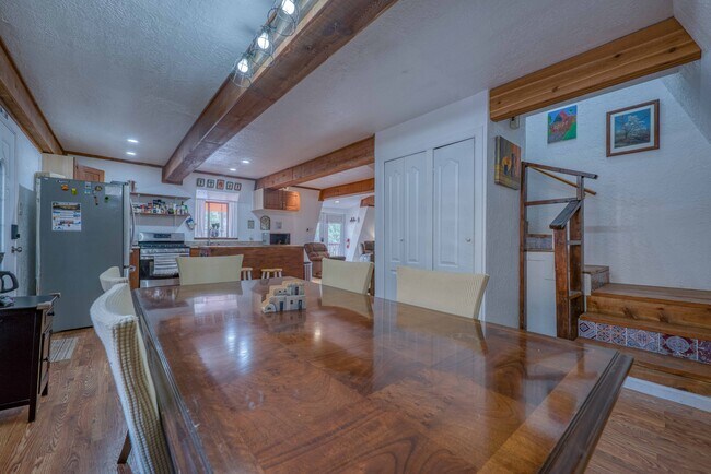 Building Photo - 104 Meadowood