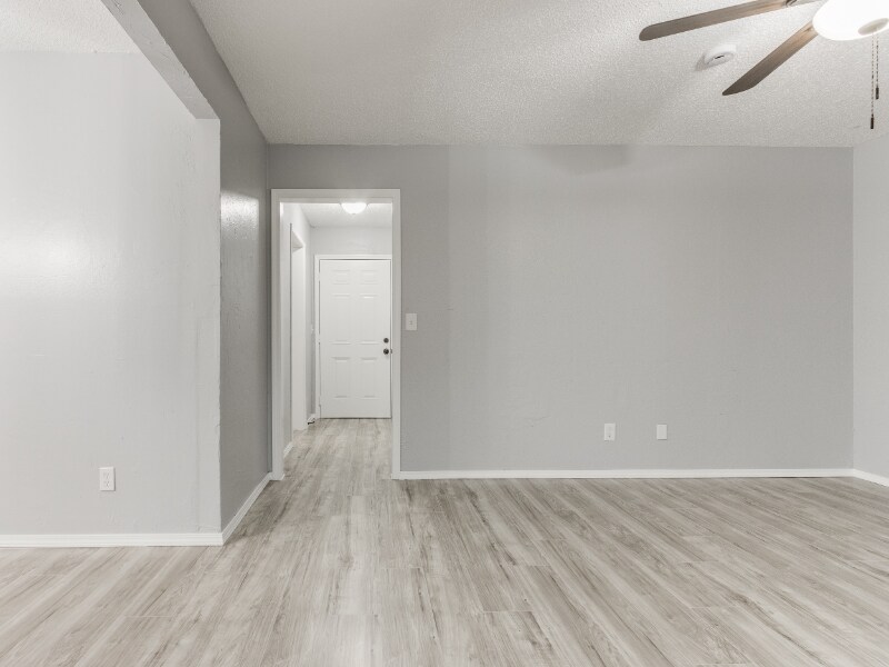 Building Photo - 2104 Linwood Pl