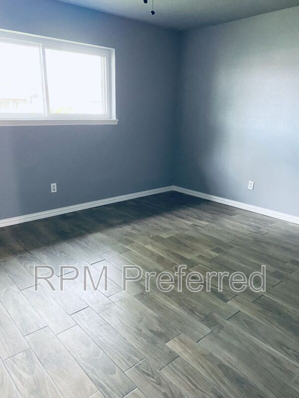 Building Photo - 11910 Hunkler Dr