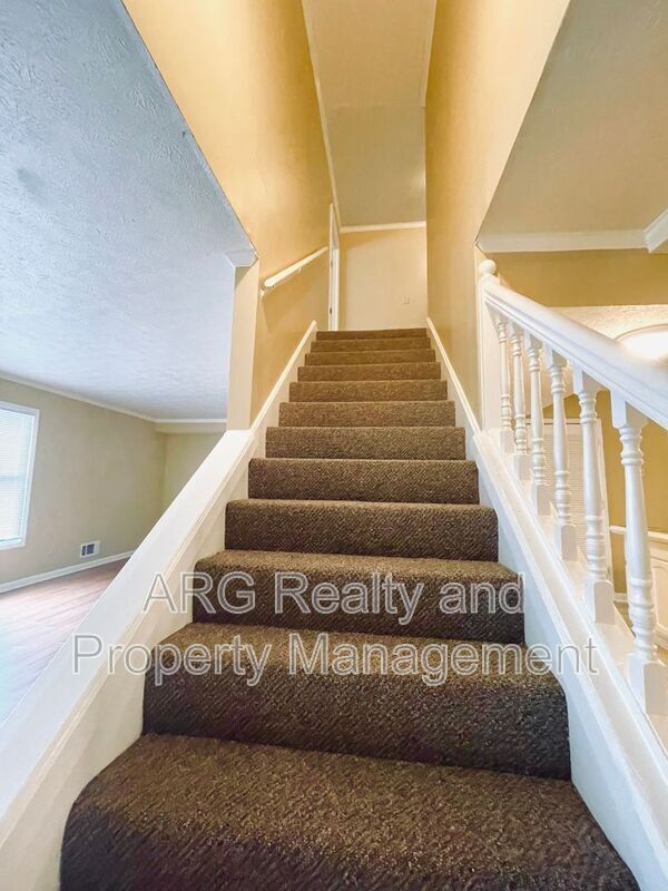 Building Photo - 2142 Fairway Ct SE