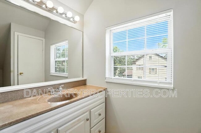 Building Photo - 822 Searles Rd