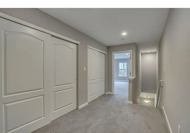 Building Photo - 533 Maple St