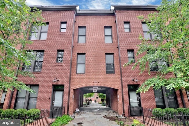 Building Photo - 1309 E St SE