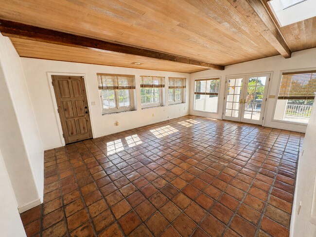 Building Photo - 352 Glen Ellen Dr