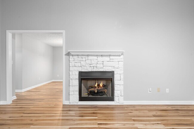 Building Photo - Spacious Home Conveniently Located Near I-24, Shopping, Restaurants, Movie Theater, AND More!