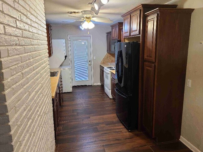 Building Photo - 2152 Huntleigh Dr