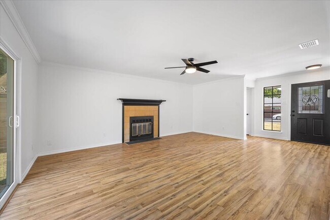 Building Photo - 1404 Deupree Dr