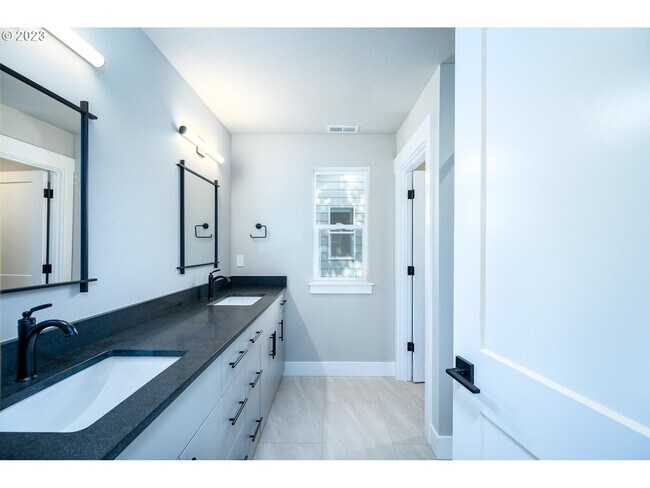 Building Photo - Beautiful 3 Bedroom, 2.5 Bath House in Newberg