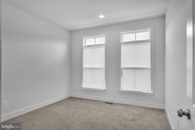 Building Photo - 23035 Sullivans Cove Sq