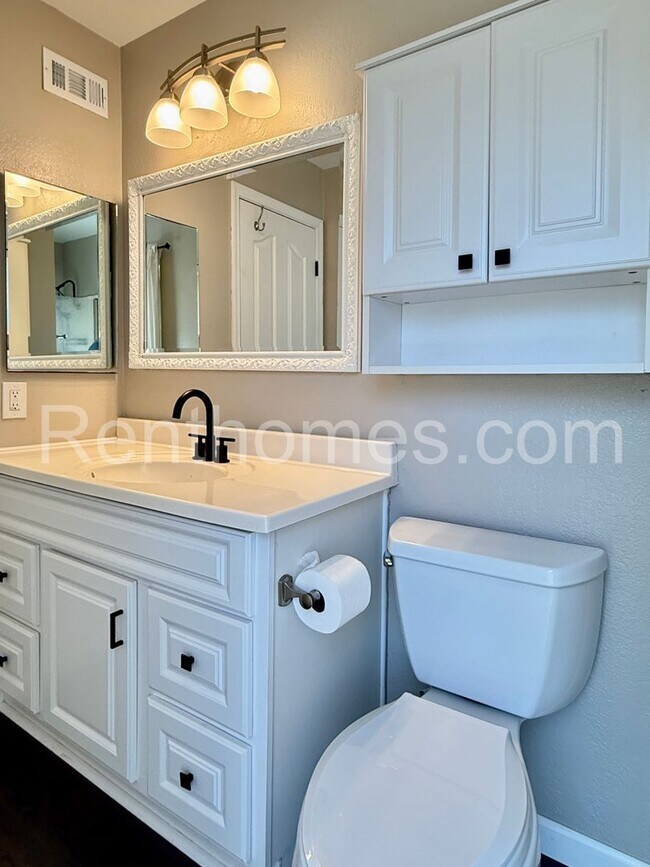 Building Photo - 9911 Ivy St