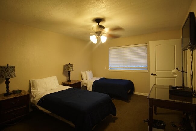 Building Photo - 6419 NW 63rd St