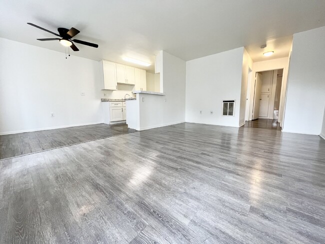 Building Photo - Spacious 1 bed 1 bath Assigned parking nea...