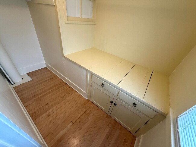 Building Photo - 676 N Davis St