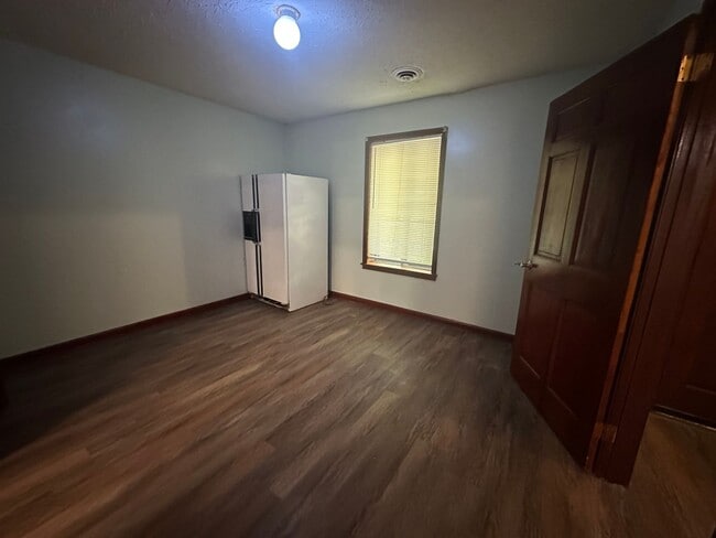 Building Photo - 6 BR 3 BA House in Colonial Hill Community