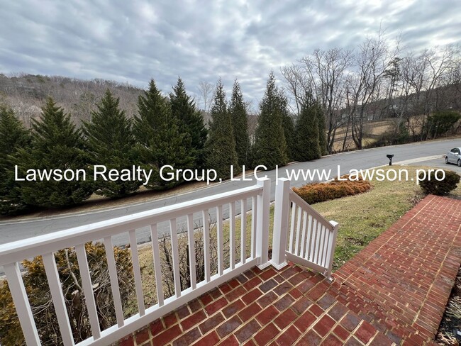 Building Photo - Spacious Split Level Home in Cave Spring