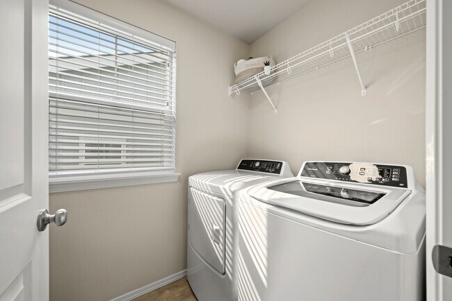 Building Photo - 3 Bedroom Townhome In Midtown with Fireplace