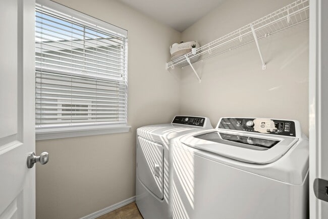 Building Photo - Pet Friendly Three Bedroom Townhome