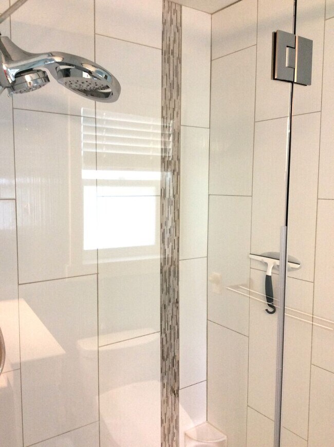 Building Photo - Le and Delisi - Bellevue Duplex