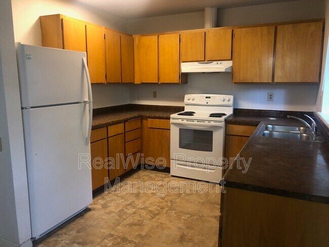 Building Photo - 536 Tulipan Way