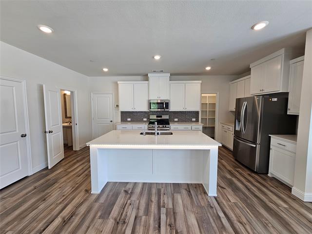 Building Photo - 2800 Jacaranda Dr
