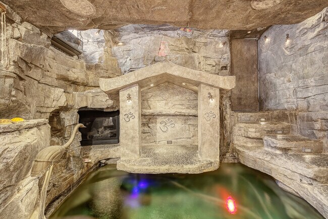 Building Photo - 8280 Queen St