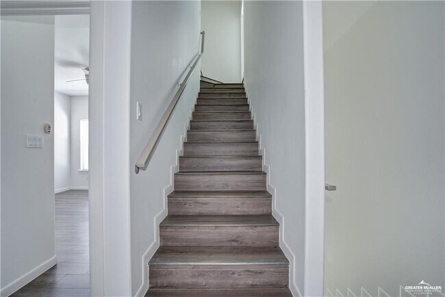 Building Photo - 15 Sprague St W