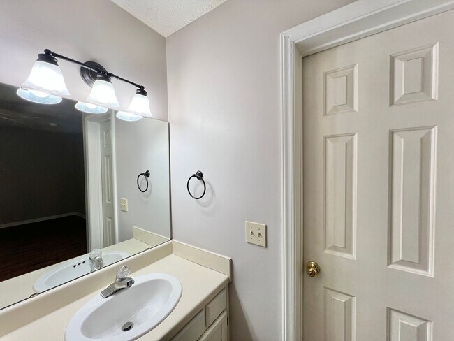 Building Photo - Charming Two-Story 2BD, 2.5BA Raleigh Cond...