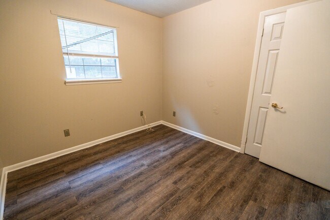 Building Photo - Cute 3 bed 2 bath on the SE side of Tallahassee