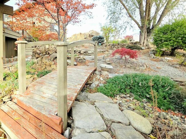 Building Photo - Gorgeous 4 Bed, 3 Bath Home w/ STUNNING RI...