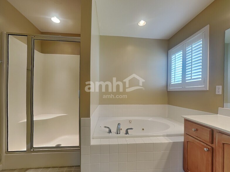 Building Photo - 6560 Gentlewinds Dr