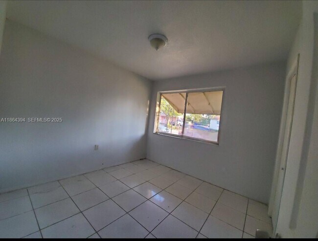 Building Photo - 502 N 70th Way