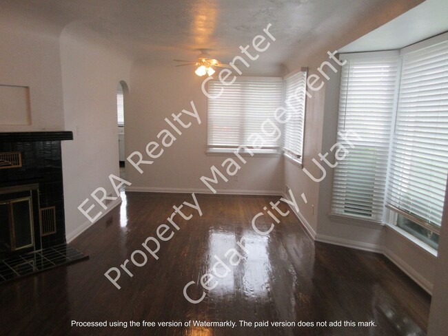 Building Photo - Move-in Bonus!!! Charming 4 bedroom, 2 bath single family home