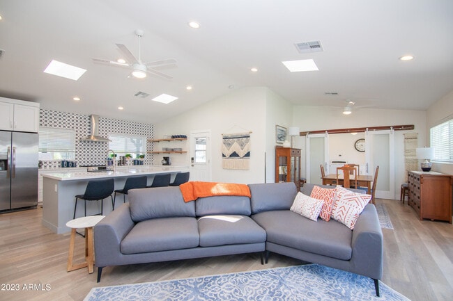 Building Photo - 4335 E Clarendon Ave