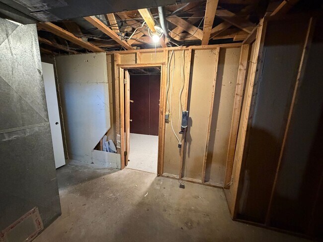 Building Photo - Spacious 4 Bed, 2 Bath Home with Fenced Yard