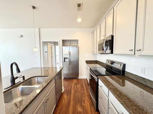 Building Photo - Beautiful 1-Bedroom Corner Unit - Just minutes from Uptown Charlotte!