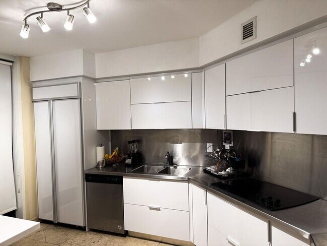 Primary Photo - 18911 Collins Ave