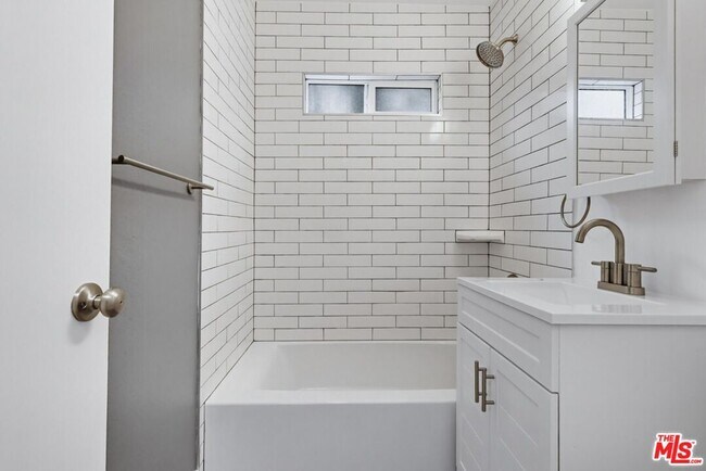 Building Photo - 222 S Ave 63