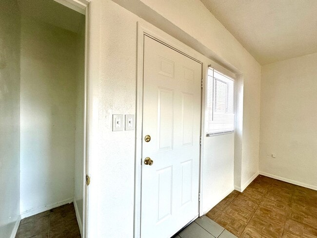 Building Photo - RogerRd237-243