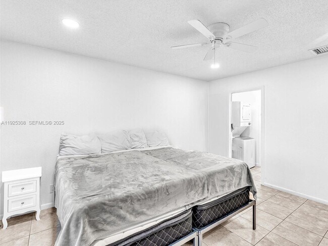 Building Photo - 5130 SW 40th Ave